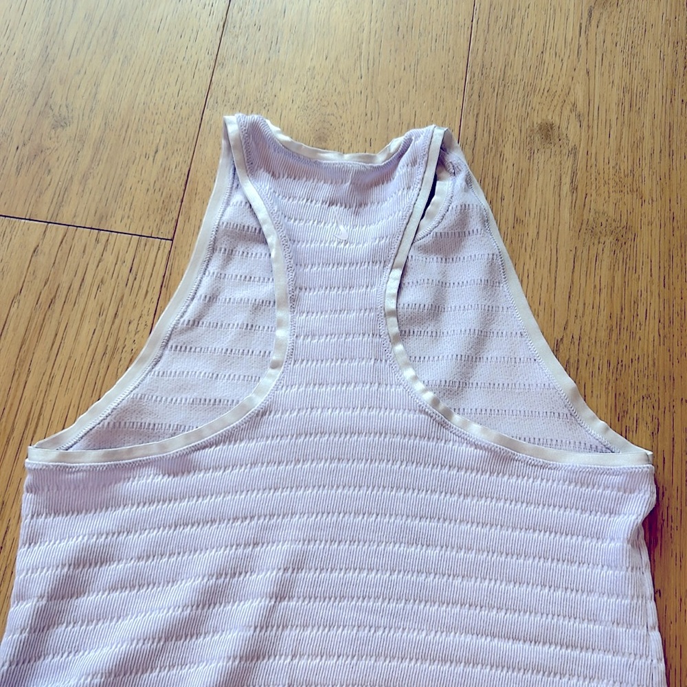 Two Nike tanks - Picture 4 of 4